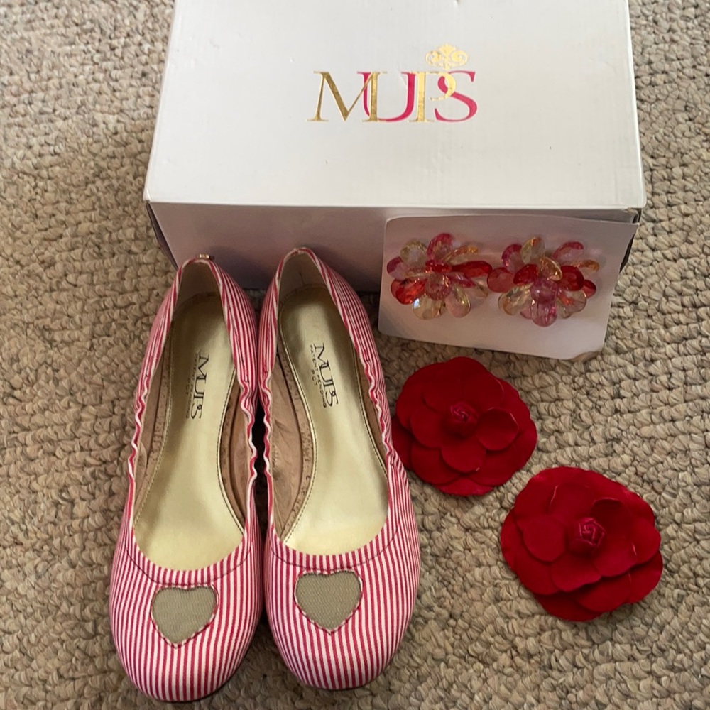 NWOT Mups flats with interchangeable accessories!
